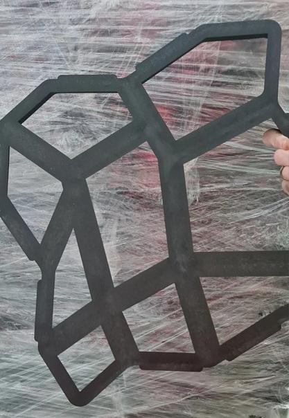 В "Светофор" привезли дешевые товары для сада. В обычных магазинах тоже самое стоит в разы дороже. Показываю, что мы купили